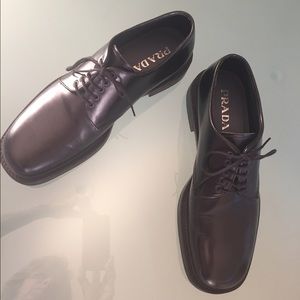 Men's like new Prada lace up black leather shoes