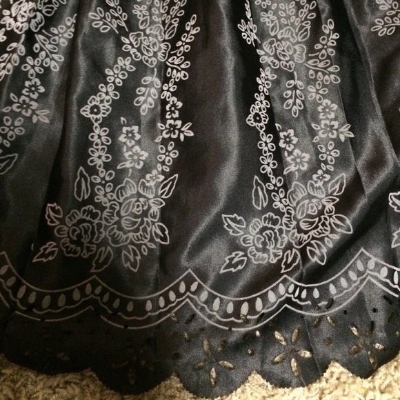 Silk like material .. Cut out design on bottom - Picture 2 of 2