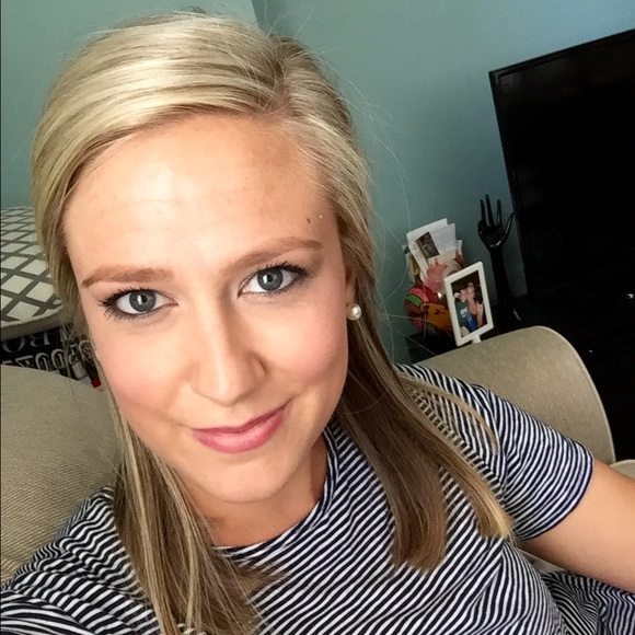 Meet your Posher, Stephanie - Picture 2 of 2