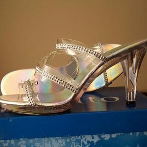 Clear and diamond banded hills