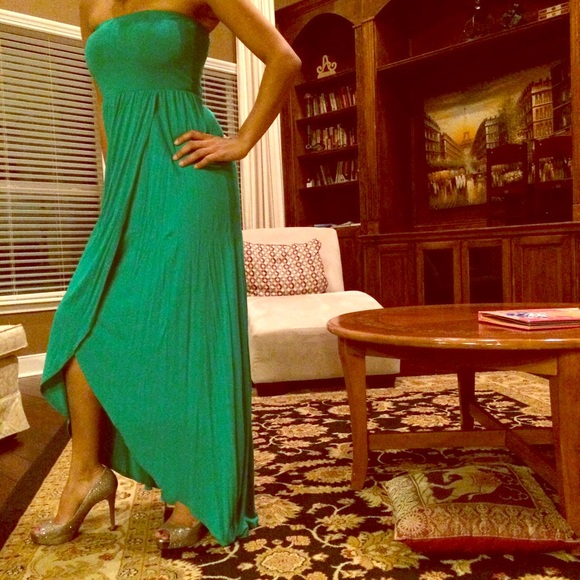 Flows with a asymmetric slit in front.