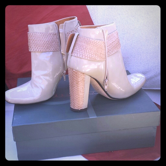 Taupe ankle booties, size 81/2, Jessica Bennett