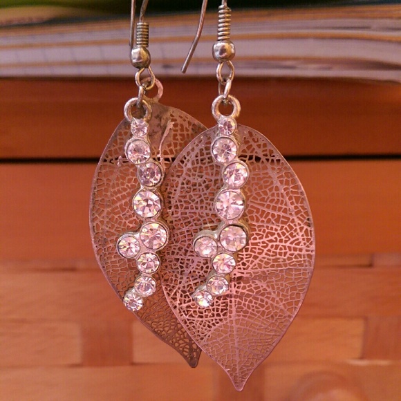 Gold leaf crystal dangling cutout earrings - Picture 1 of 3