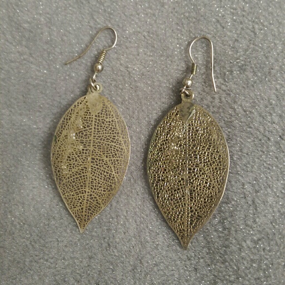 Gold leaf crystal dangling cutout earrings - Picture 2 of 3