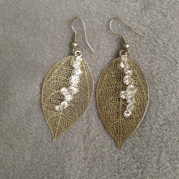 Gold leaf crystal dangling cutout earrings - Picture 3 of 3