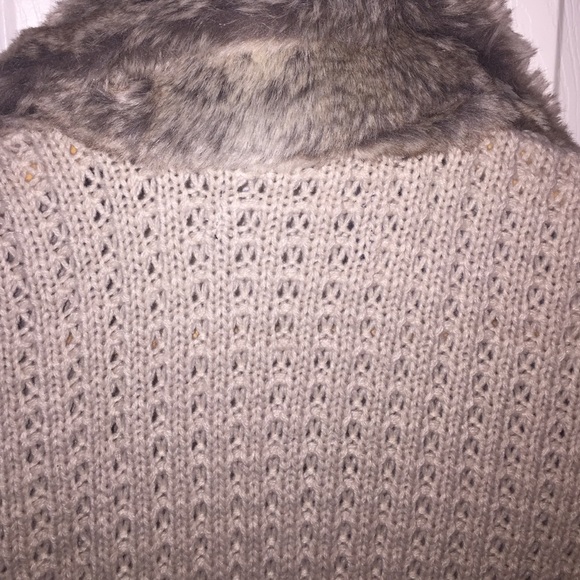 Faux Fur Vest with a Sweater Knit Back Size S - Picture 3 of 4