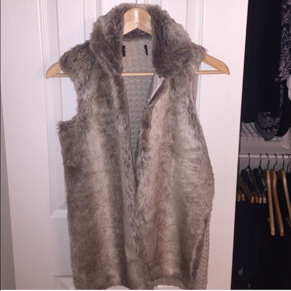 Faux Fur Vest with a Sweater Knit Back Size S - Picture 4 of 4