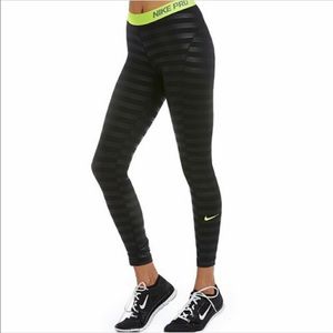 Nike pro Hyperwarm stripe-embossed tights legging