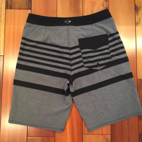"SOLD" Men's O'Niell Board Shorts - Picture 3 of 3