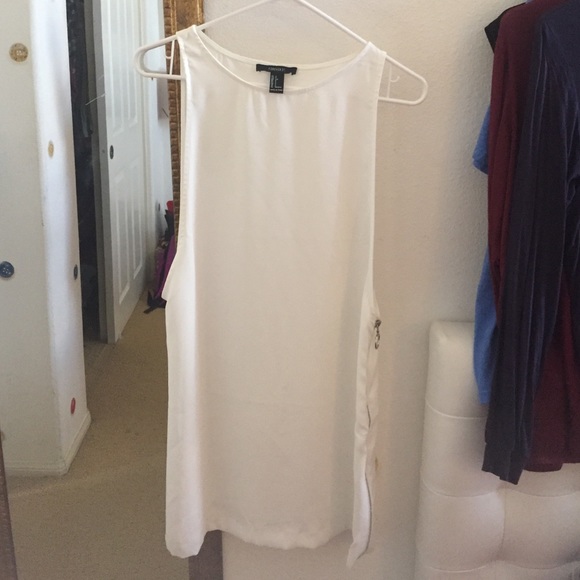 NEVER WORN! Long white tank💗