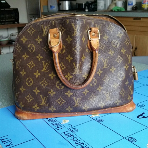 AUTHENTIC LOUIS VUITTON ALMA BAG
