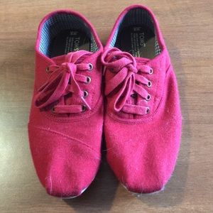 Red fleece lace up Tom's