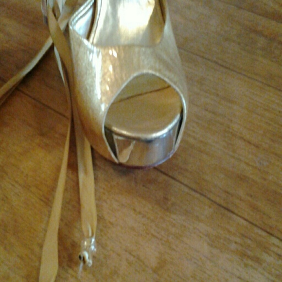 WEEKEND SALE ONLY.  SALE  ONLY  Aldo  High  Heels. - Picture 2 of 4