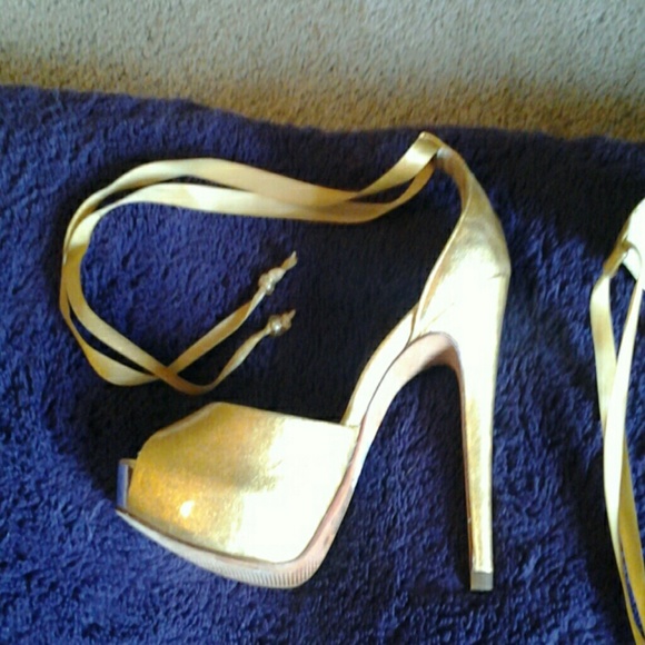 WEEKEND SALE ONLY.  SALE  ONLY  Aldo  High  Heels. - Picture 3 of 4