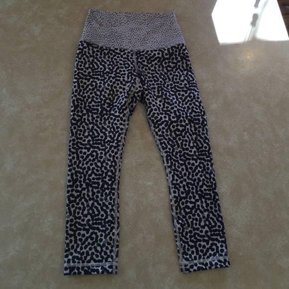 Lululemon crops size 4 •SOLD• - Picture 1 of 4
