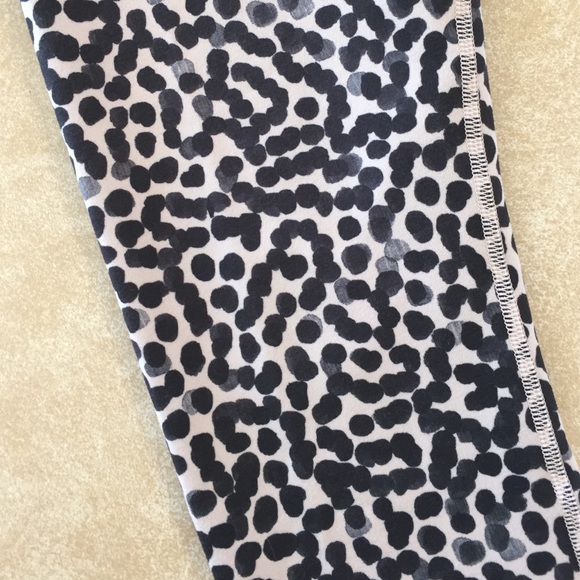 Lululemon crops size 4 •SOLD• - Picture 2 of 4