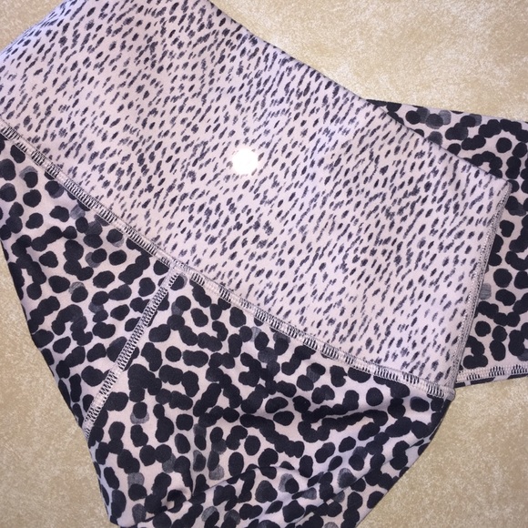 Lululemon crops size 4 •SOLD• - Picture 3 of 4