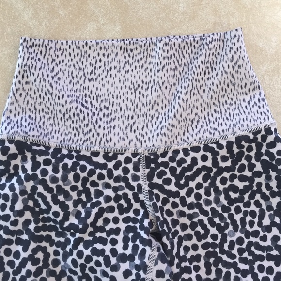 Lululemon crops size 4 •SOLD• - Picture 4 of 4