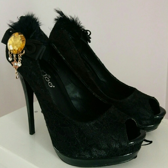 2LipsToo Too Whisper Black Heels Sz 8 Lace/feather