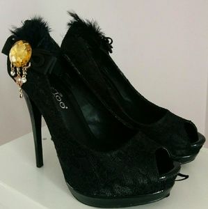2LipsToo Too Whisper Black Heels Sz 8 Lace/feather