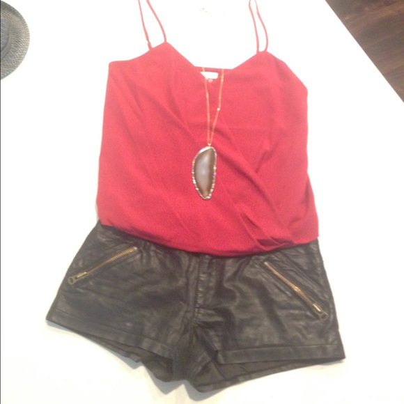 ❌SOLD❌V-neck tank🌹
