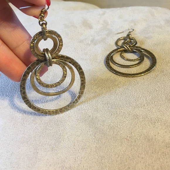 Gold dangly earring - Picture 2 of 2