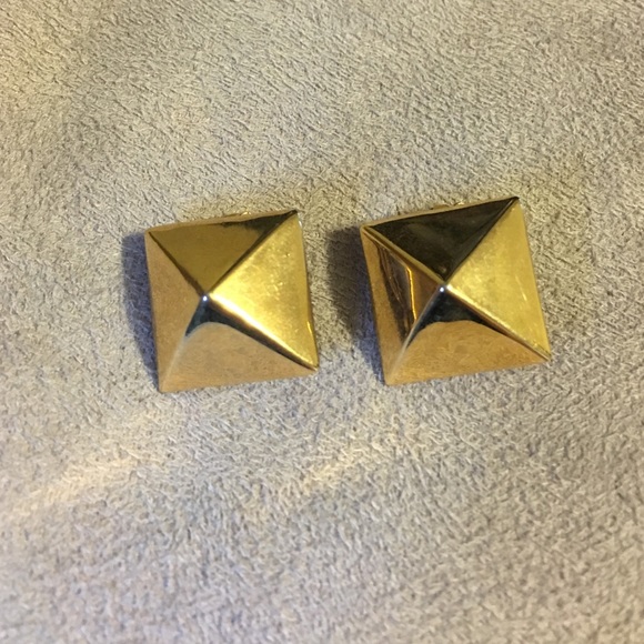 Gold clip on earring - Picture 1 of 2