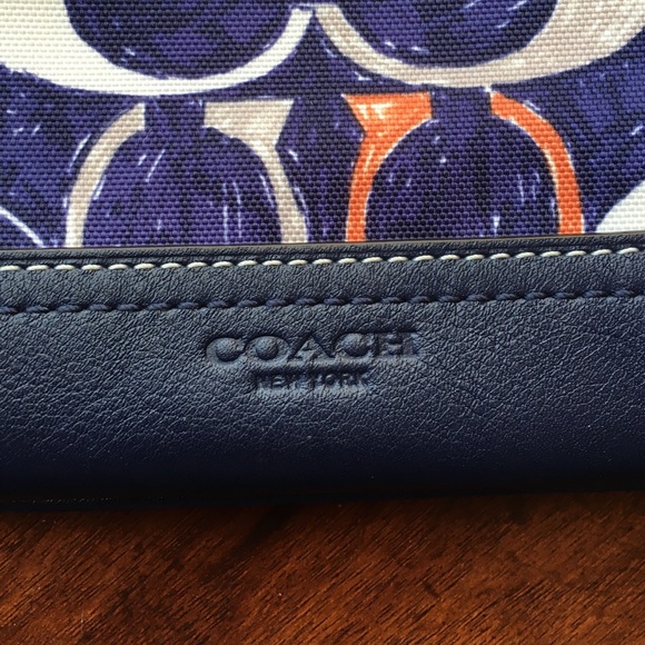 Coach Wristlit! - Picture 2 of 4