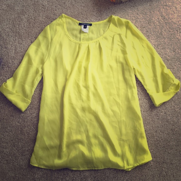 Cute yellow top!