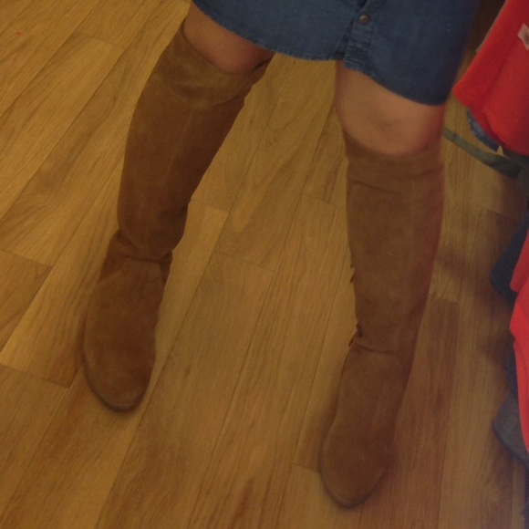 Fringe Boot! Trendy! Sits at the knee! - Picture 3 of 4