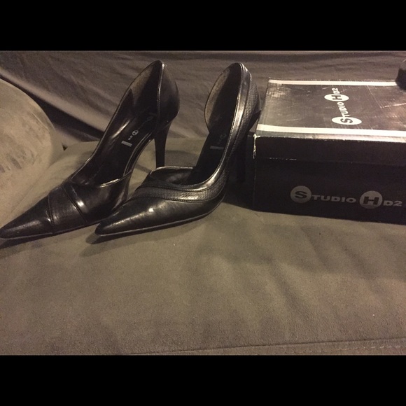 Black Pointed-toe heels