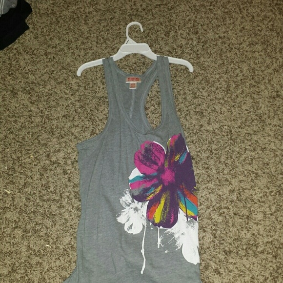 Super cute tank - Picture 2 of 2