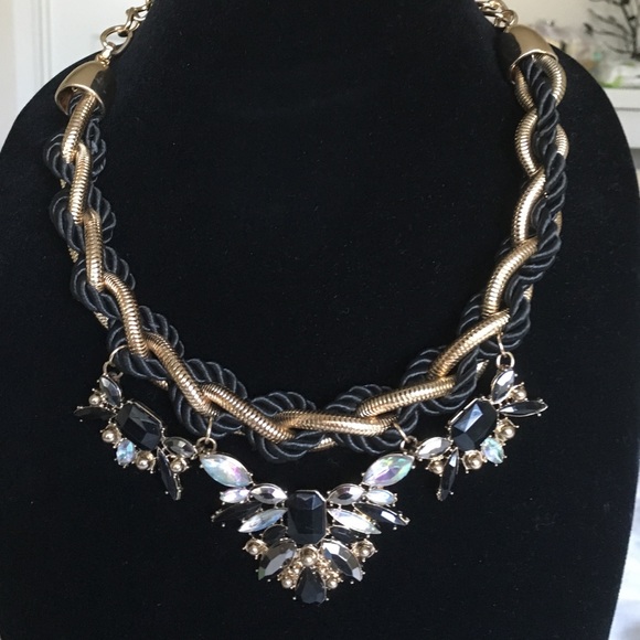 🍀HP🍀 Wildflower Design beautiful big necklace. - Picture 2 of 4