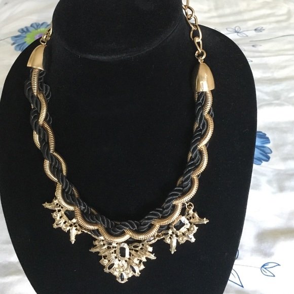 🍀HP🍀 Wildflower Design beautiful big necklace. - Picture 3 of 4