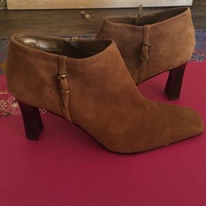 Bandolino size 8 tan suede booties