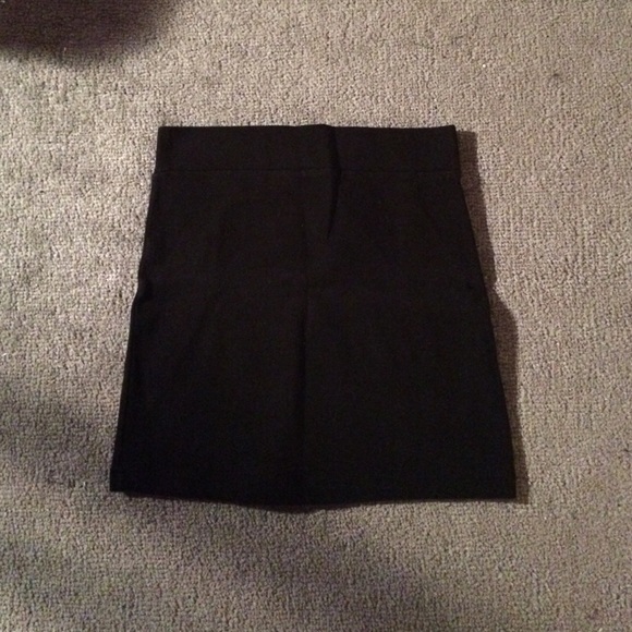 Chic black mini skirt - Picture 1 of 1
