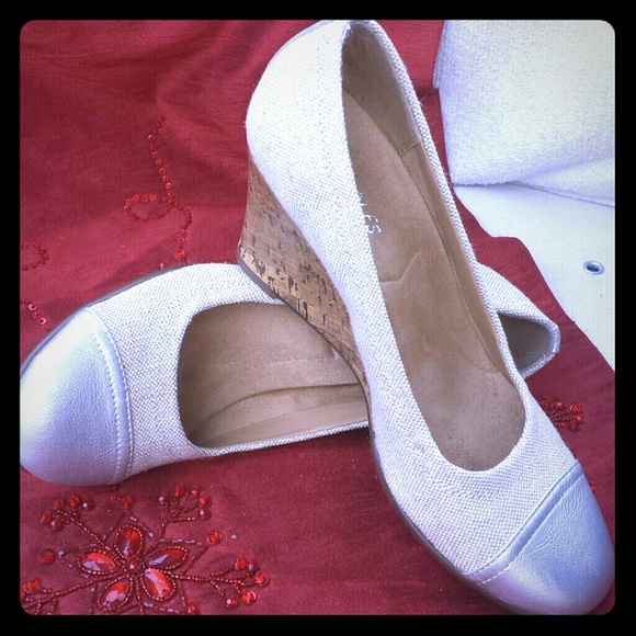 Aerosoles Wedges, tan with silver,size 8