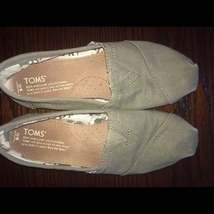 Olive green size 6 Toms