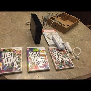 (Black) Nintendo Wii w/ Just Dance 4, 2014&2015