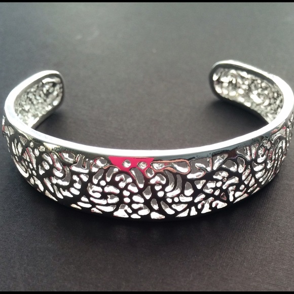 ✅REDUCED ‼️💕SALE! SALE !🌻Silver Cuff Bracelet - Picture 3 of 4