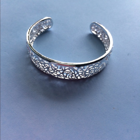 ✅REDUCED ‼️💕SALE! SALE !🌻Silver Cuff Bracelet - Picture 4 of 4