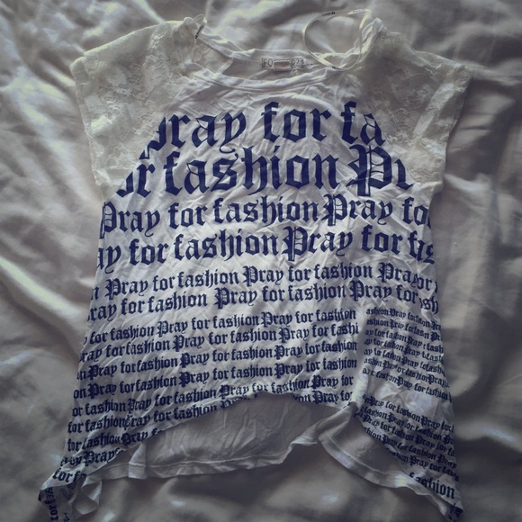 White graphic shirt with lace sleeves