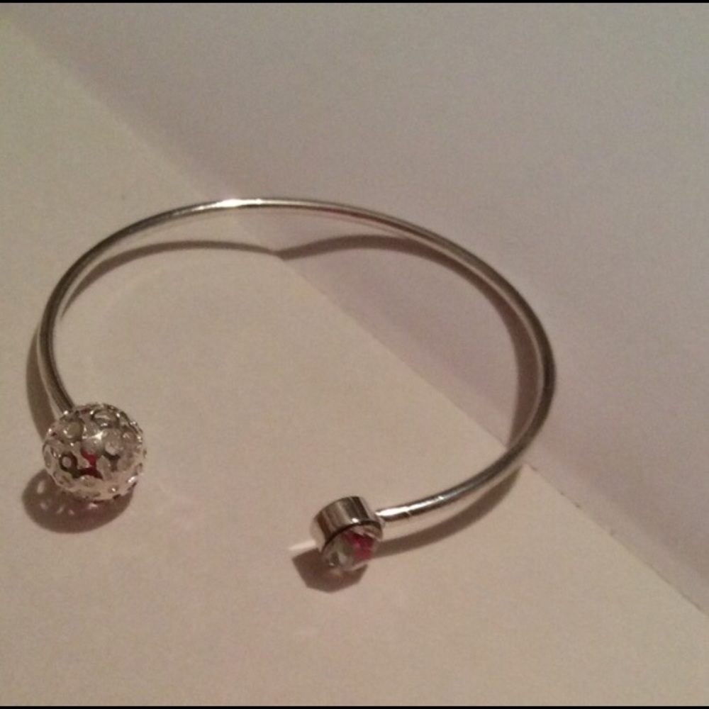 💢All jewelry BOGO 💢 Silver colored bracelet - Picture 2 of 2
