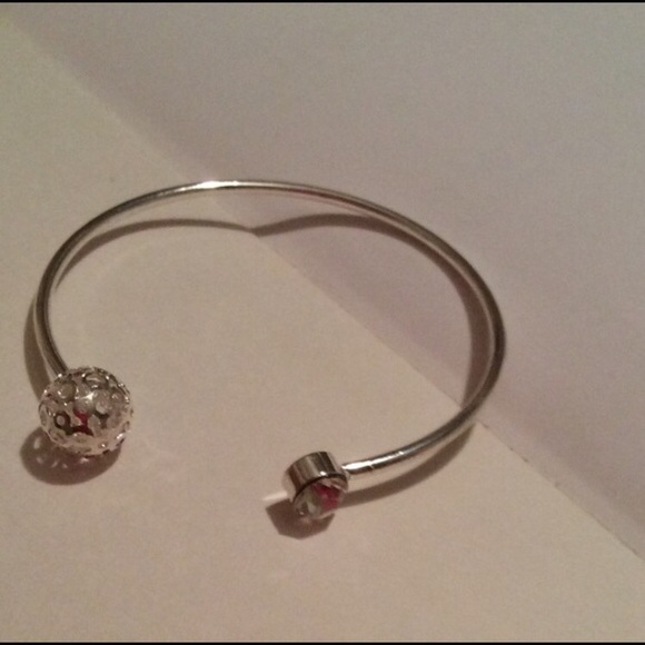 💢All jewelry BOGO 💢 Silver colored bracelet - Picture 2 of 2