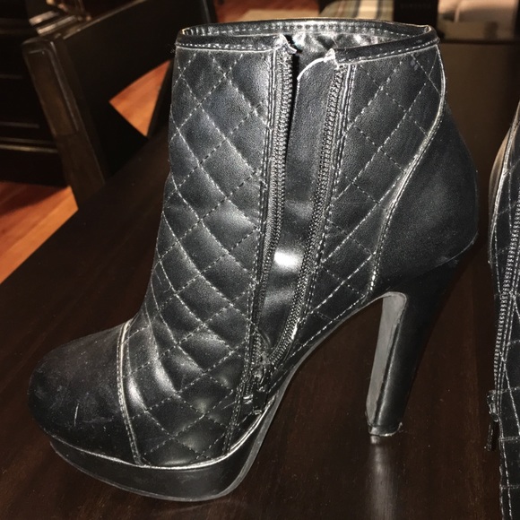 Black Steve Madden booties - Picture 2 of 3