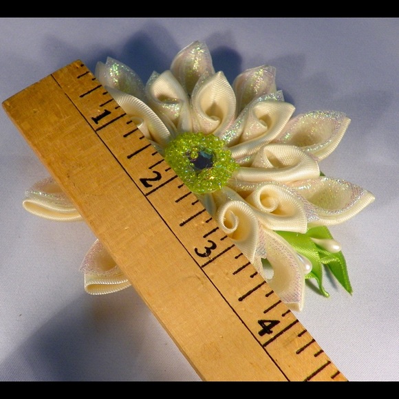 Handmade Kanzashi satin ribbon brooch. - Picture 3 of 5