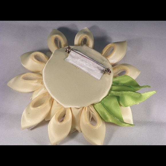 Handmade Kanzashi satin ribbon brooch. - Picture 4 of 5