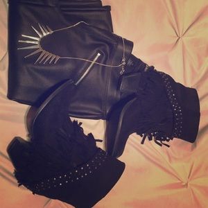 Size 6 fringe ankle boots