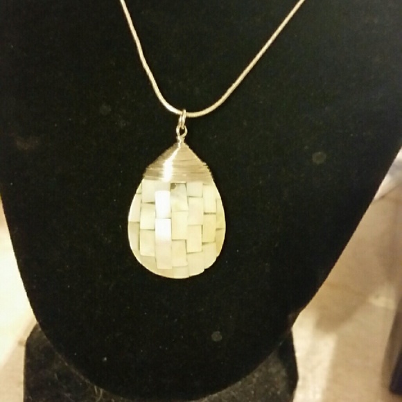 Faux Mother of Pearl necklace last day - Picture 2 of 2