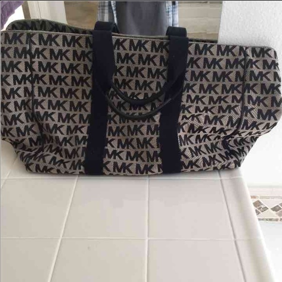 ❌SOLD❌ Michael Kors Travel bag - Picture 2 of 4
